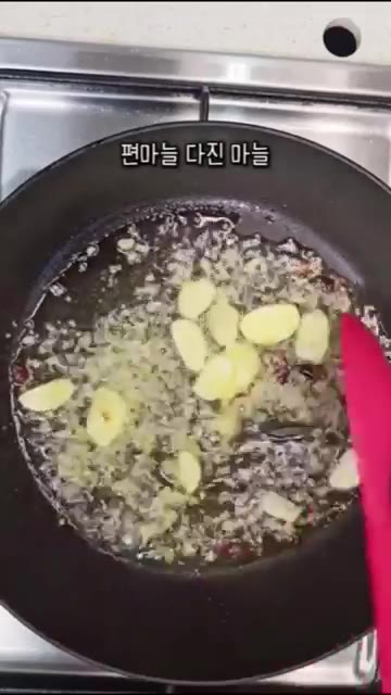 파프리카는 한입 크기로 썰고 양배추도 채 썰어 준비합니다. — 새우 없이 감바스 만들기🍳 계란 2개면 충분해요!