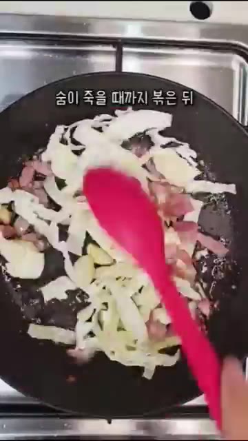 팬에 올리브오일 4큰술과 다진 마늘, 페페론치노를 넣고 약불에서 마… — 새우 없이 감바스 만들기🍳 계란 2개면 충분해요!