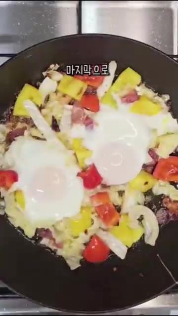 양배추를 넣고 숨이 죽을 때까지 볶은 뒤 파프리카를 넣고 살짝 볶아… — 새우 없이 감바스 만들기🍳 계란 2개면 충분해요!