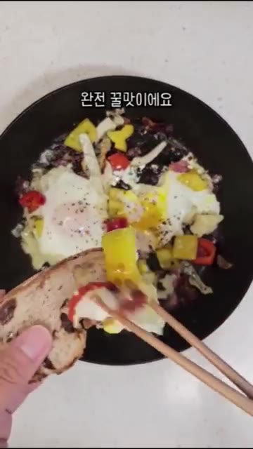계란 두 개를 깨서 넣고 뚜껑을 덮어 흰자가 익을 때까지 약불에서… — 새우 없이 감바스 만들기🍳 계란 2개면 충분해요!