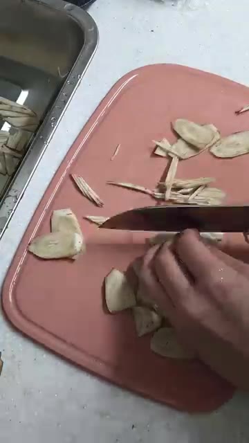 우엉을 껍질 벗기고 채 썰어 물에 담가 전분기를 제거한다. — 소고기 우엉조림