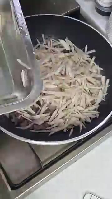 간장, 설탕, 올리고당을 넣고 잘 섞어 조린다. — 소고기 우엉조림