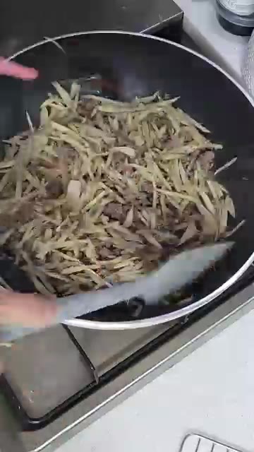 참기름과 깨를 넣고 섞은 후 불을 끈다. — 소고기 우엉조림