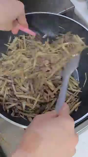 완성된 소고기 우엉조림을 접시에 담는다. — 소고기 우엉조림