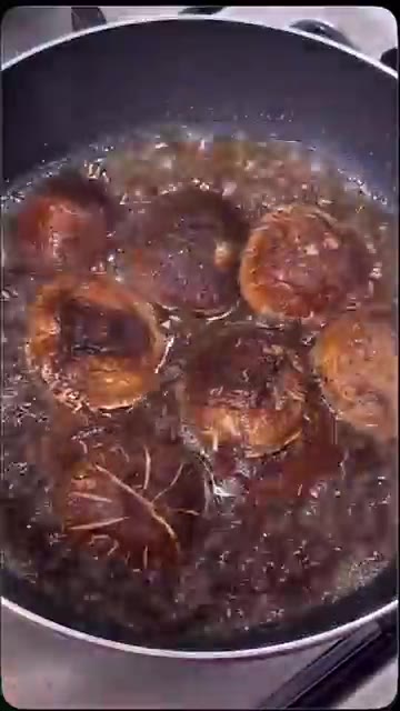 끓는 양념장에 표고버섯을 넣고 물기가 거의 없어질 때까지 졸입니다. — 표고버섯 조청 조림 만들기