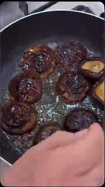 조청 1큰술을 넣고 다시 한번 졸여줍니다. — 표고버섯 조청 조림 만들기