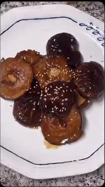접시에 담고 참깨를 뿌려 완성합니다. — 표고버섯 조청 조림 만들기