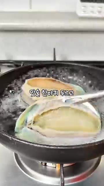 접시에 썰어둔 두부와 데친 전복, 절인 오이, 깻잎을 보기 좋게 담… — 다이어트하는데 몸보신까지 된다고? 전복 두부 샐러드 레시피