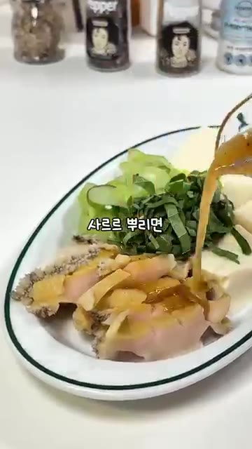 샐러드 위에 드레싱을 뿌려주면 살 빠지는 고급 일식집 오마카세 같은… — 다이어트하는데 몸보신까지 된다고? 전복 두부 샐러드 레시피