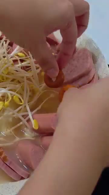 넓은 팬에 준비한 재료들을 보기 좋게 담는다. — 늦은 퇴근 후 보글보글 부대찌개