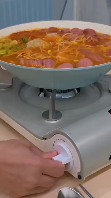 육수를 붓고 끓인다. — 늦은 퇴근 후 보글보글 부대찌개