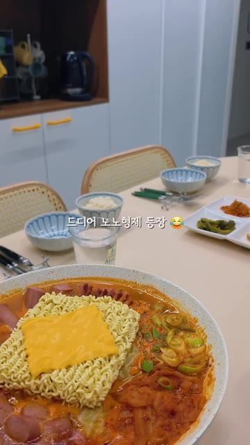라면 사리와 슬라이스 치즈를 올린다. — 늦은 퇴근 후 보글보글 부대찌개