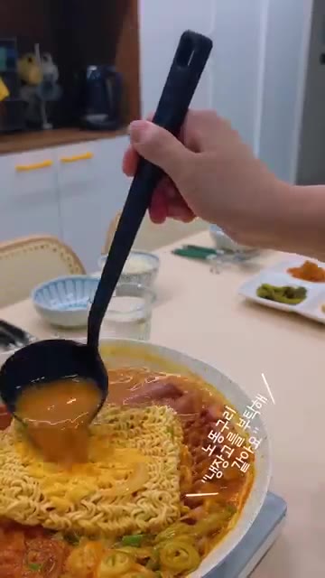 보글보글 끓여가며 맛있게 먹는다. — 늦은 퇴근 후 보글보글 부대찌개