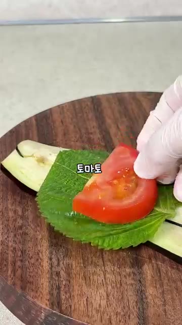 절인 가지 위에 깻잎, 얇게 썬 토마토, 모짜렐라 치즈를 올린다. — 토마토 가지말이 레시피