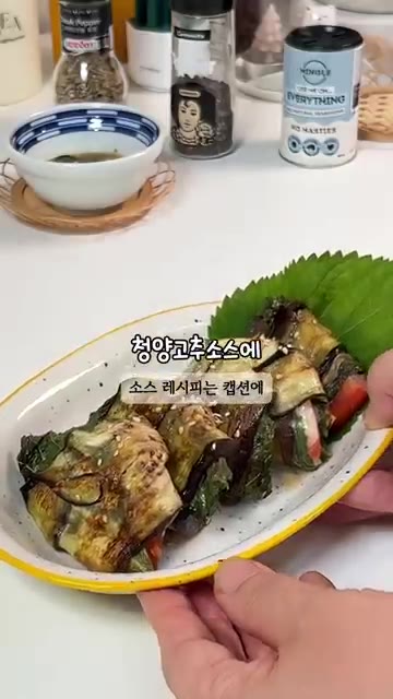 팬에 식용유를 얇게 두르고 가지말이를 올려 앞뒤로 노릇하게 구워준다. — 토마토 가지말이 레시피