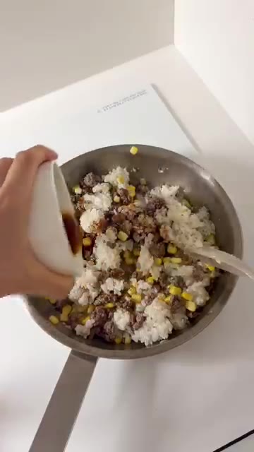 밥을 넣고 간장을 넣어 고루 섞으며 볶는다. — 120cm 22kg 초딩 아침 일기: 소고기 옥수수 볶음밥