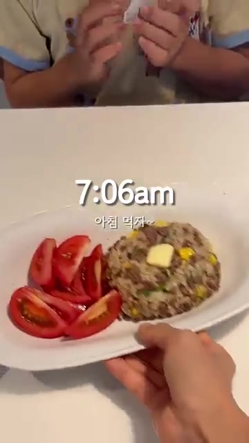 먹기 좋게 썬 토마토를 곁들여 완성한다. — 120cm 22kg 초딩 아침 일기: 소고기 옥수수 볶음밥