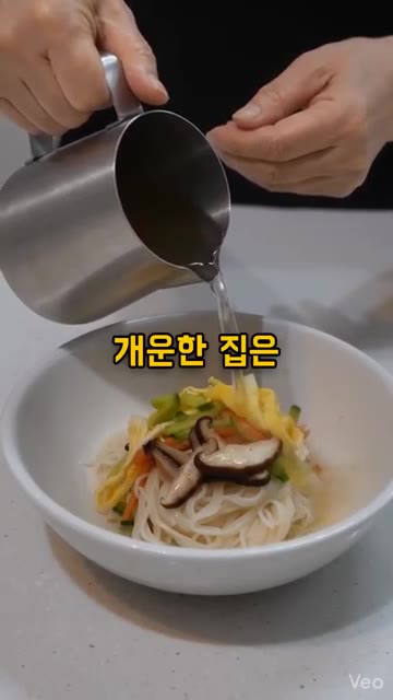 물 1리터에 국물용 대멸치 10~12마리와 다시마 2장을 넣고 냉장… — 잔치국수 육수, 끓이지 말고 찬물에 우려내세요!