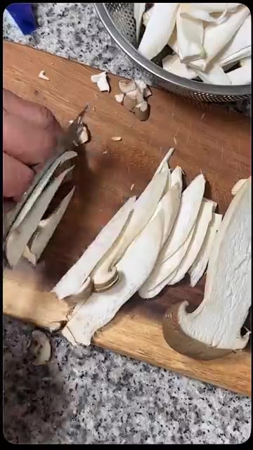 새송이버섯을 얇게 썰어 준비합니다. — 고급한정식맛 버섯들깨무침 만들기