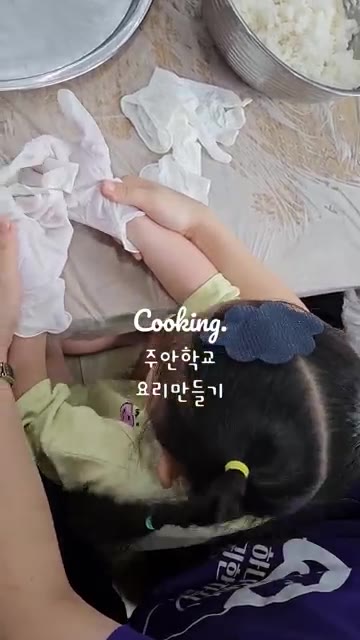 소시지와 떡을 꼬치에 번갈아 끼운다. — 냉장고를 부탁해(요리 교실) #소떡소떡 #요리 #꼬치 #요리 #창원주안교회 #라면천국 #냉장고
