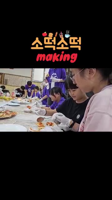 준비한 재료를 넣고 김을 말아 김밥을 만든다. — 냉장고를 부탁해(요리 교실) #소떡소떡 #요리 #꼬치 #요리 #창원주안교회 #라면천국 #냉장고