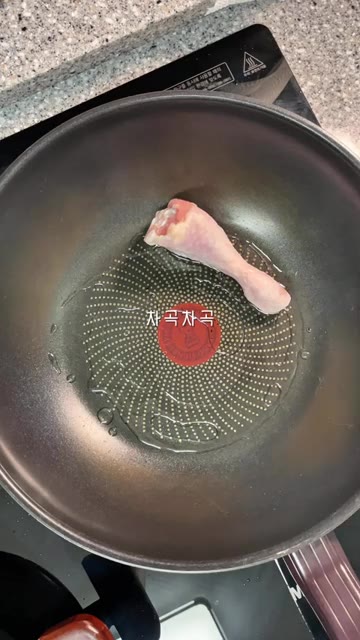 팬에 기름을 두르고 닭고기를 넣고 노릇하게 볶아주세요. — 옥주부 닭곰탕 레시피: 사골 없이 뽀얀 국물 내는 비법
