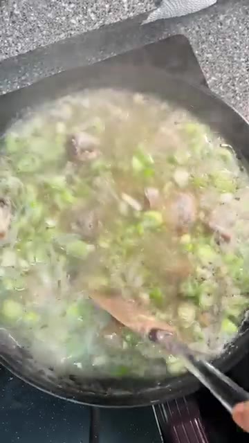 볶은 대파를 끓고 있는 닭고기 국물에 넣고 뚜껑을 닫아 15분간 더… — 옥주부 닭곰탕 레시피: 사골 없이 뽀얀 국물 내는 비법