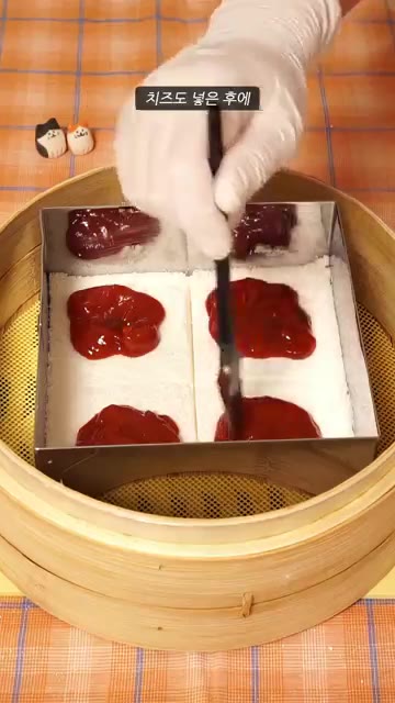 틀에서 꺼내 먹기 좋게 잘라줍니다. — 피자설기 만들기