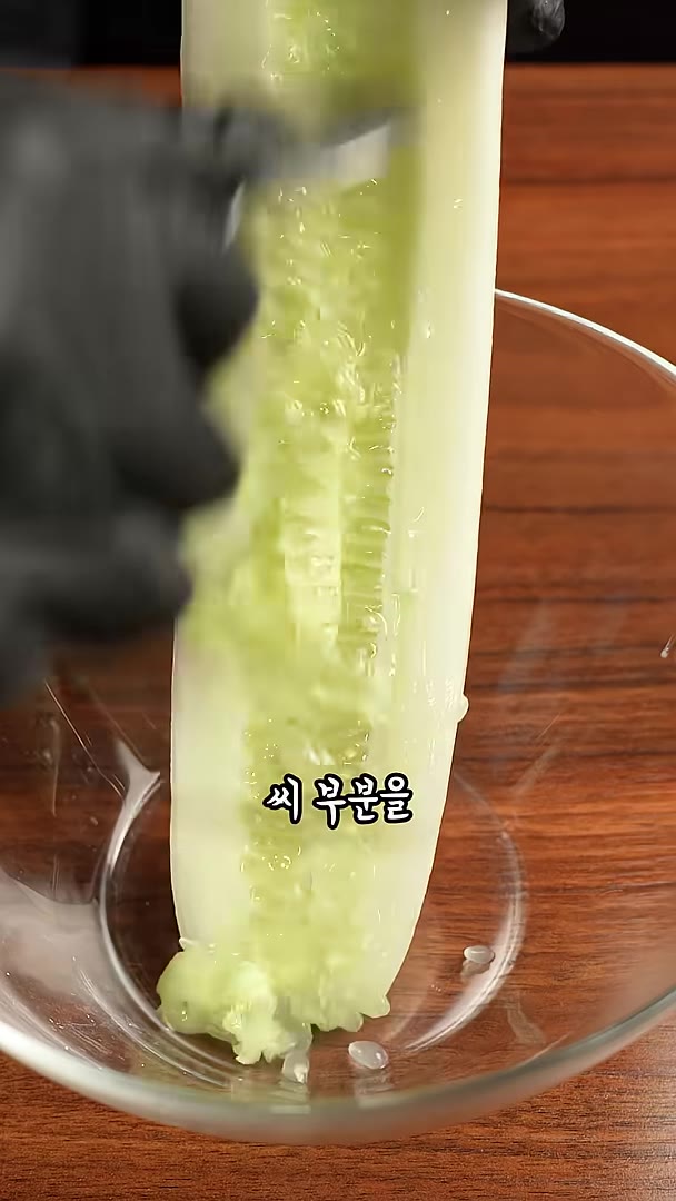 반으로 갈라 안쪽에 씨를 긁어내주세요. — 식감도 좋고 너무 맛있는 노각무침!!