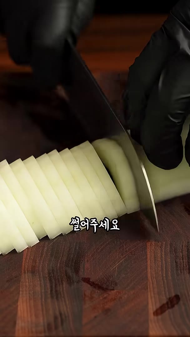 5mm정도 두께로 썰어주세요. — 식감도 좋고 너무 맛있는 노각무침!!