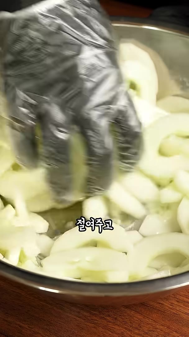 절여진 노각은 물기를 꼭 짜주세요. — 식감도 좋고 너무 맛있는 노각무침!!