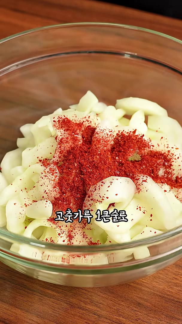 먼저 고춧가루를 넣어 색을 입혀주세요. — 식감도 좋고 너무 맛있는 노각무침!!