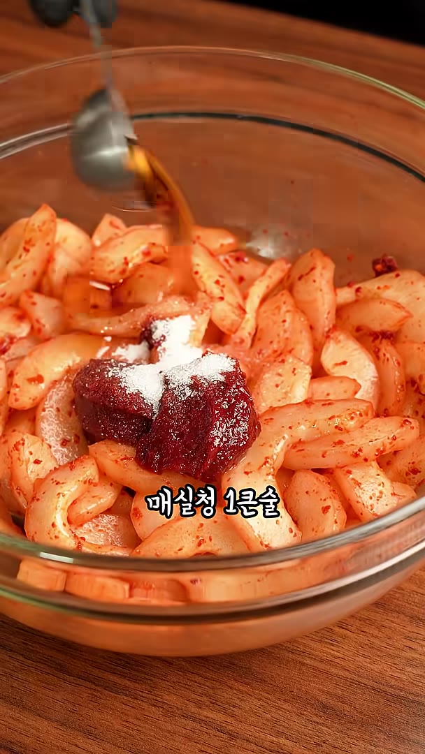 고추장 2큰술, 식초 1큰술, 매실청 1큰술, 설탕 1/2큰술, 참… — 식감도 좋고 너무 맛있는 노각무침!!