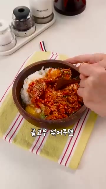 라이스페이퍼에 반죽을 적당량 올리고 돌돌 말아줍니다. (라이스페이퍼… — 진짜 쉽고 맛있다! 찬밥의 대변신