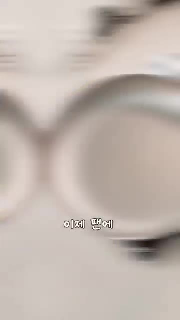 팬에 식용유를 살짝 두르고 중약불에서 천천히 굴려가며 노릇노릇 바삭… — 진짜 쉽고 맛있다! 찬밥의 대변신