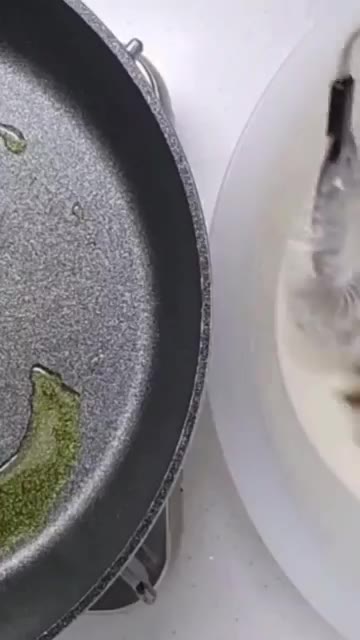 팬에 기름을 넉넉히 두르고 달궈줍니다. — 간단하면서도 맛좋은 우엉전 만들기