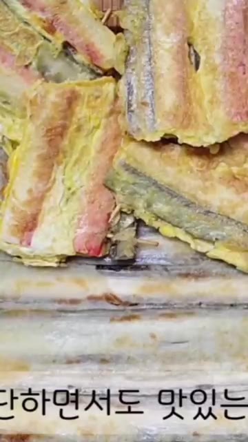 꼬치에 우엉을 꿰어 튀김가루 반죽을 입혀 팬에 올리고 구워줍니다. — 간단하면서도 맛좋은 우엉전 만들기
