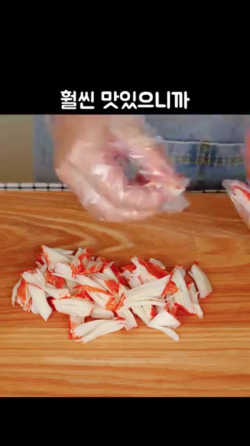 팽이버섯 두 봉지는 잘게 썰어주고 부추도 같이 잘게 썰어주세요. — 너무 간단한 '팽이버섯전' 식감이 대박 👍