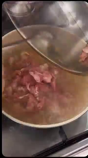 준비한 채소(양파, 청양고추, 미나리, 대파, 팽이버섯)를 넣습니다. — 칼칼담백 경상도식 돼지찌개 만들기