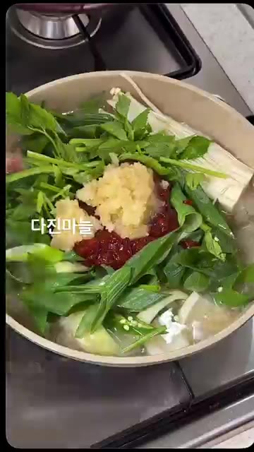 만들어둔 양념장과 다진 마늘을 넣고 푹 끓입니다. — 칼칼담백 경상도식 돼지찌개 만들기