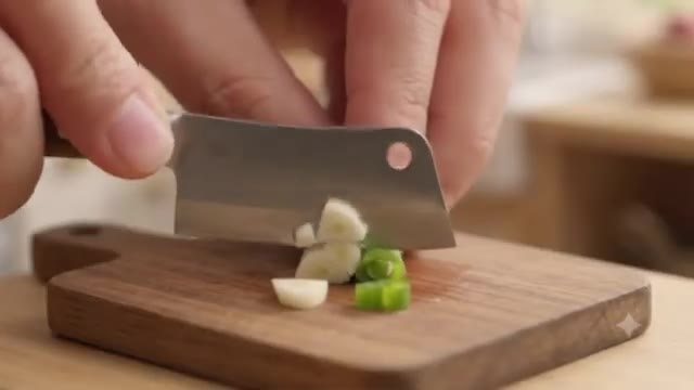 마늘과 대파를 잘게 다져준다. — 미니 갈비찜 만들기