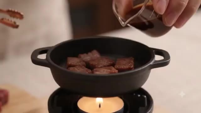 구워진 갈비에 간장 양념을 부어준다. — 미니 갈비찜 만들기