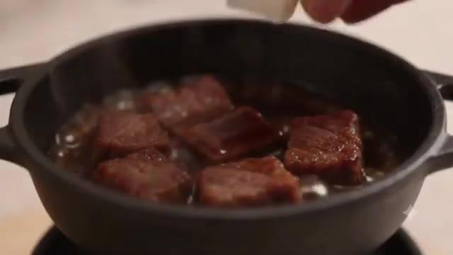 무와 당근을 넣고 자작하게 끓여준다. — 미니 갈비찜 만들기