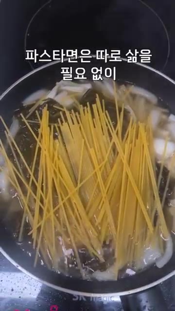 갈색빛이 돌도록 양파를 볶아줍니다. — 미역국 크림 파스타 레시피