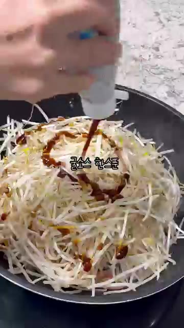 깨끗하게 씻은 숙주 한 봉지를 넣고 굴소스 1큰술과 후추 약간을 넣… — 초간단 살 빠지는 레시피