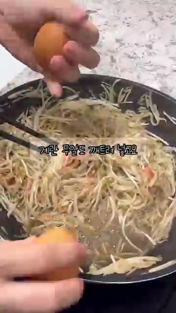 계란 2개를 깨뜨려 넣고 스크램블을 만들어 함께 볶아주면 완성입니다. — 초간단 살 빠지는 레시피