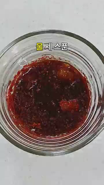 진간장 1.5T, 굴소스 1T, 알룰로스 1T, 고춧가루 1T, 다… — 청양고추 두 개 넣었습니다 매콤 양배추참치덮밥