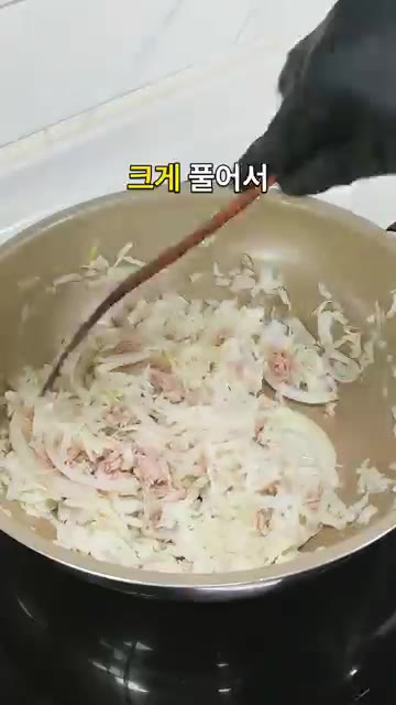 반숙 계란후라이를 올리고 깨를 뿌려 완성합니다. — 청양고추 두 개 넣었습니다 매콤 양배추참치덮밥