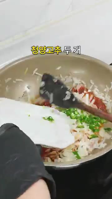 계란후라이를 올리고 깨를 뿌려 완성합니다. — 청양고추 두 개 넣었습니다 매콤 양배추참치덮밥