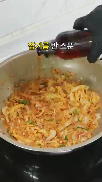 계란후라이를 올리고 깨를 뿌려 완성합니다. — 청양고추 두 개 넣었습니다 매콤 양배추참치덮밥